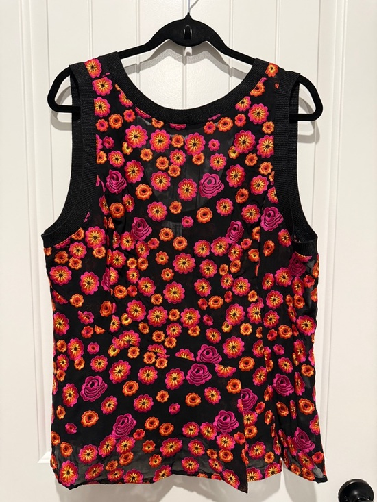 Lewit Tops - Lewit Floral Embroidered Top
